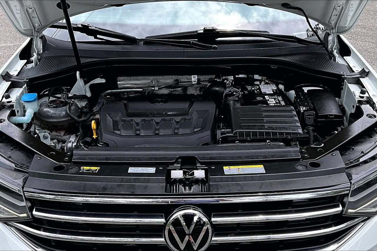 Used 2024 Volkswagen Tiguan SE w/ Panoramic Sunroof Package AWD/4WD image 31