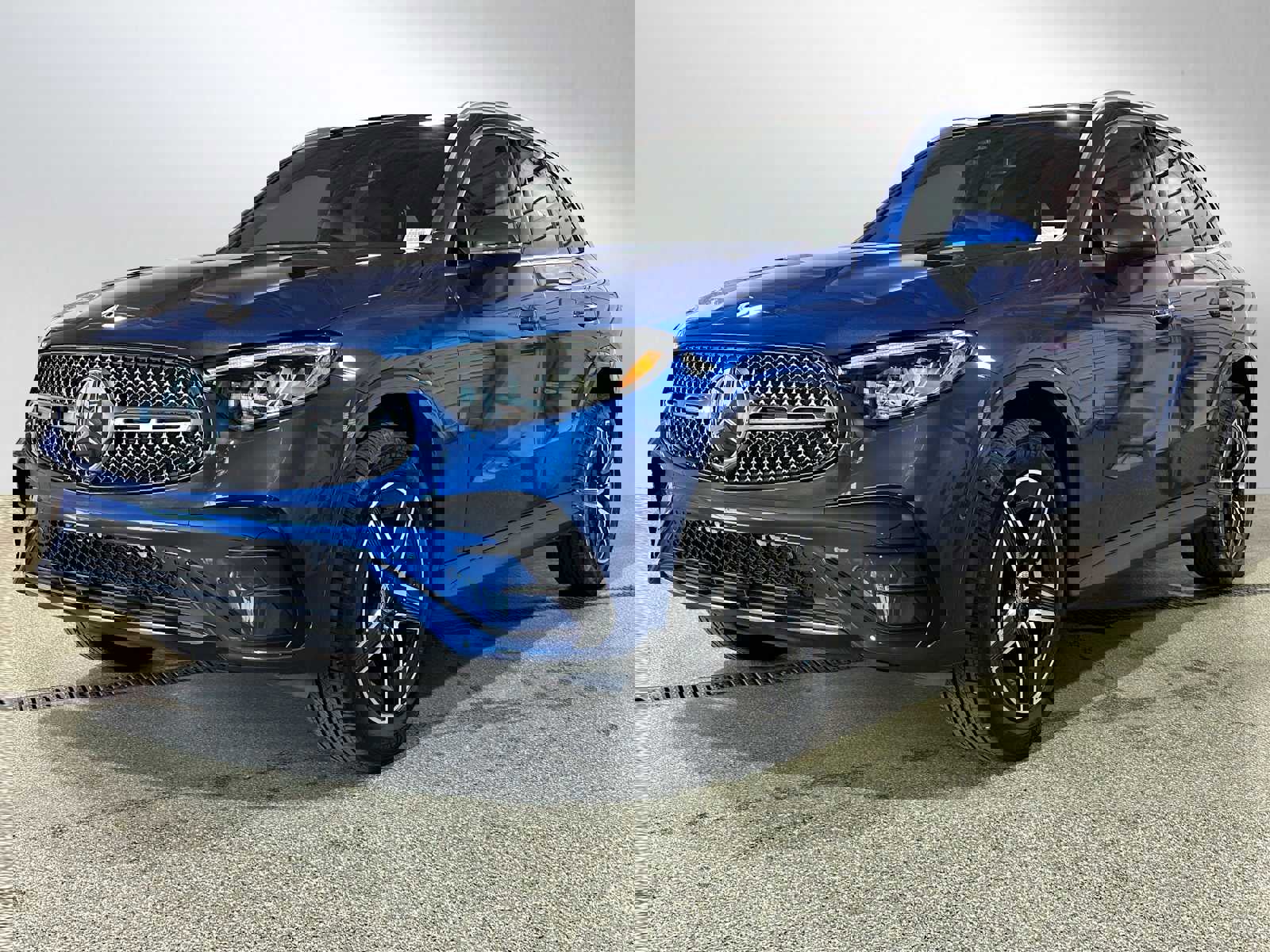 Used 2024 Mercedes-Benz GLC 300 4MATIC image 3