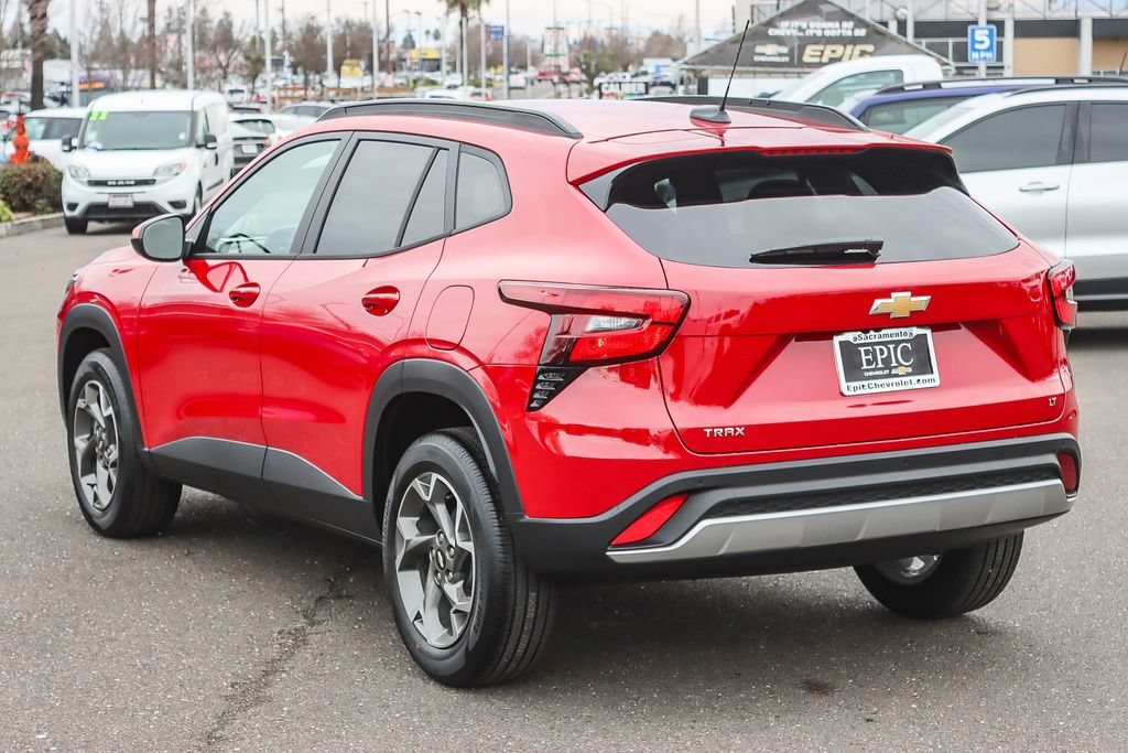 Used 2026 Chevrolet Trax LT w/ Sunroof Package FWD image 2