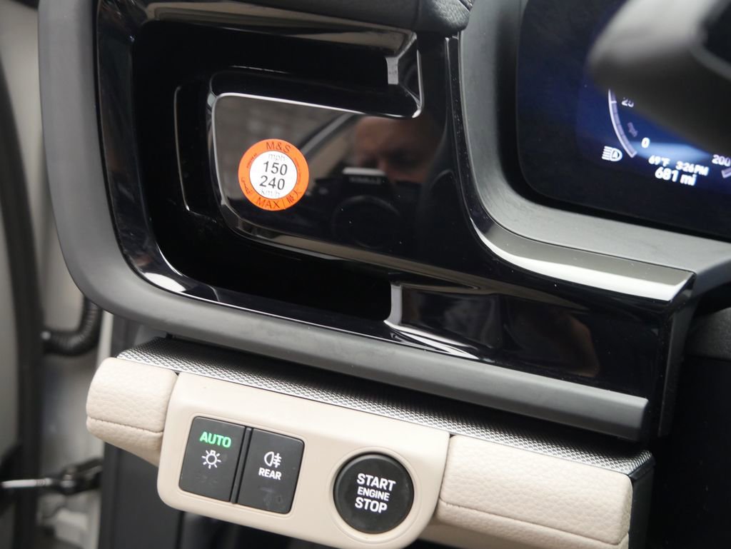 Certified 2025 Porsche Panamera 4 AWD/4WD image 36