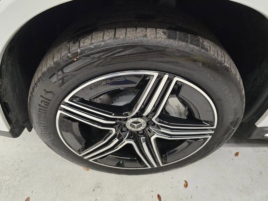 Used 2025 Mercedes-Benz GLC 300 4MATIC w/ AMG Line image 9