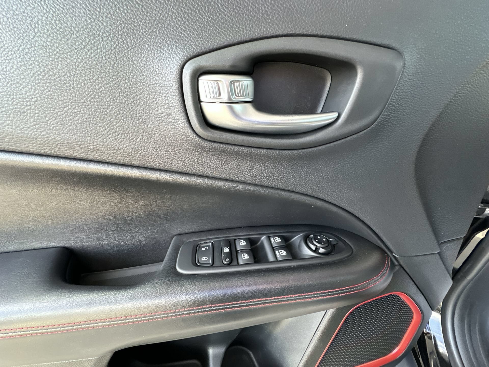 Used 2017 Jeep Compass Trailhawk w/ Leather Interior Group AWD/4WD image 23