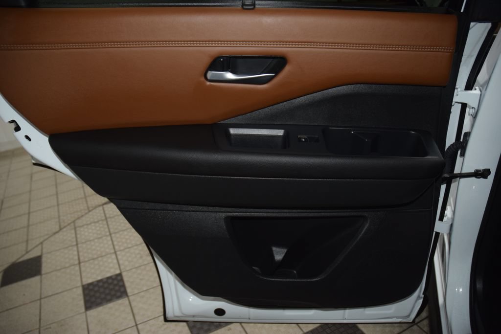 Used 2025 Nissan Pathfinder Platinum w/ Cargo Package AWD/4WD image 43
