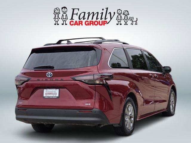 Used 2025 Toyota Sienna XLE image 4