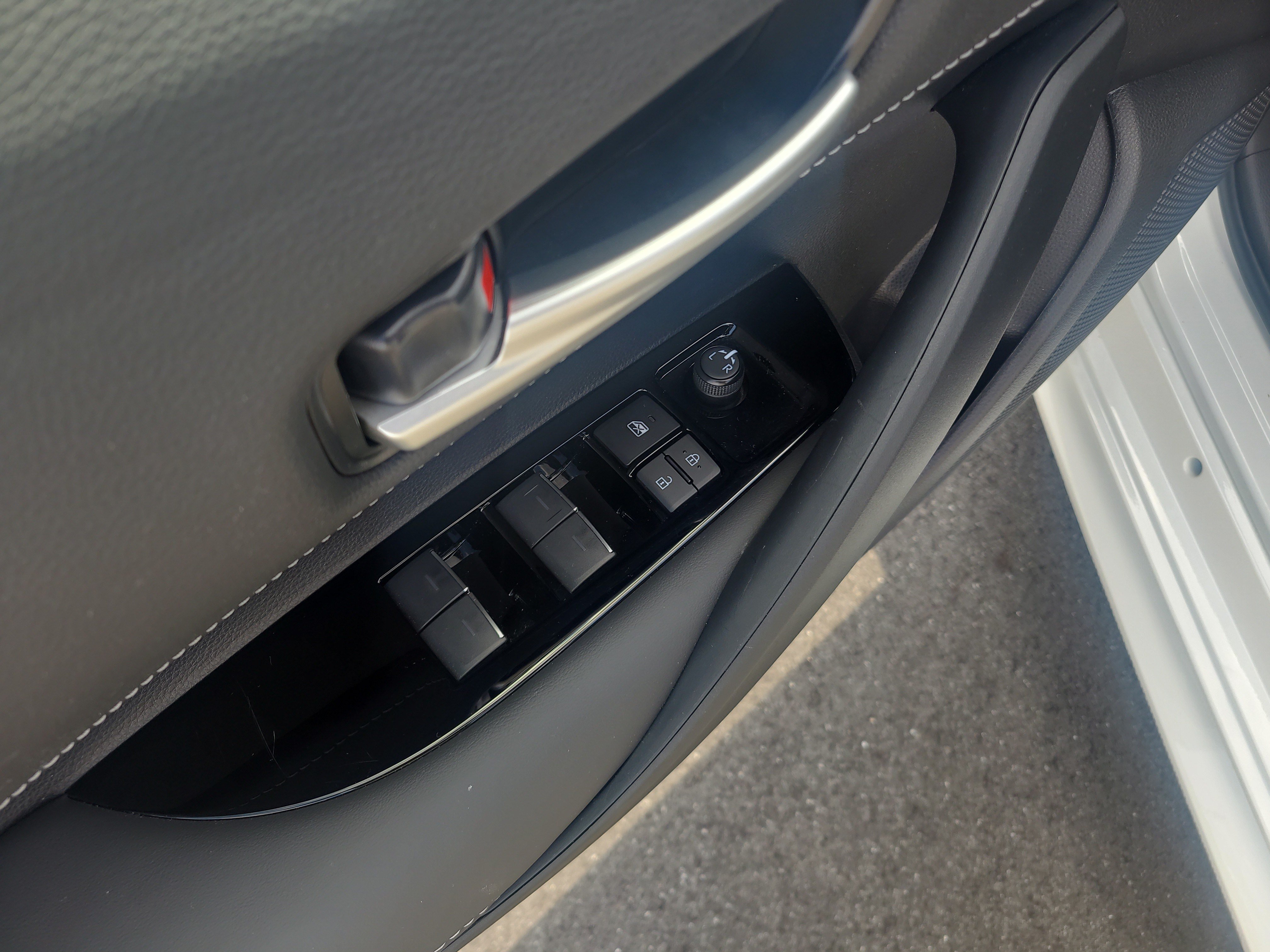 Certified 2025 Toyota Corolla SE w/ SE Package FWD image 13
