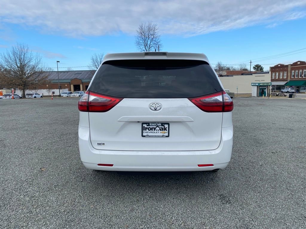 Used 2020 Toyota Sienna L image 4