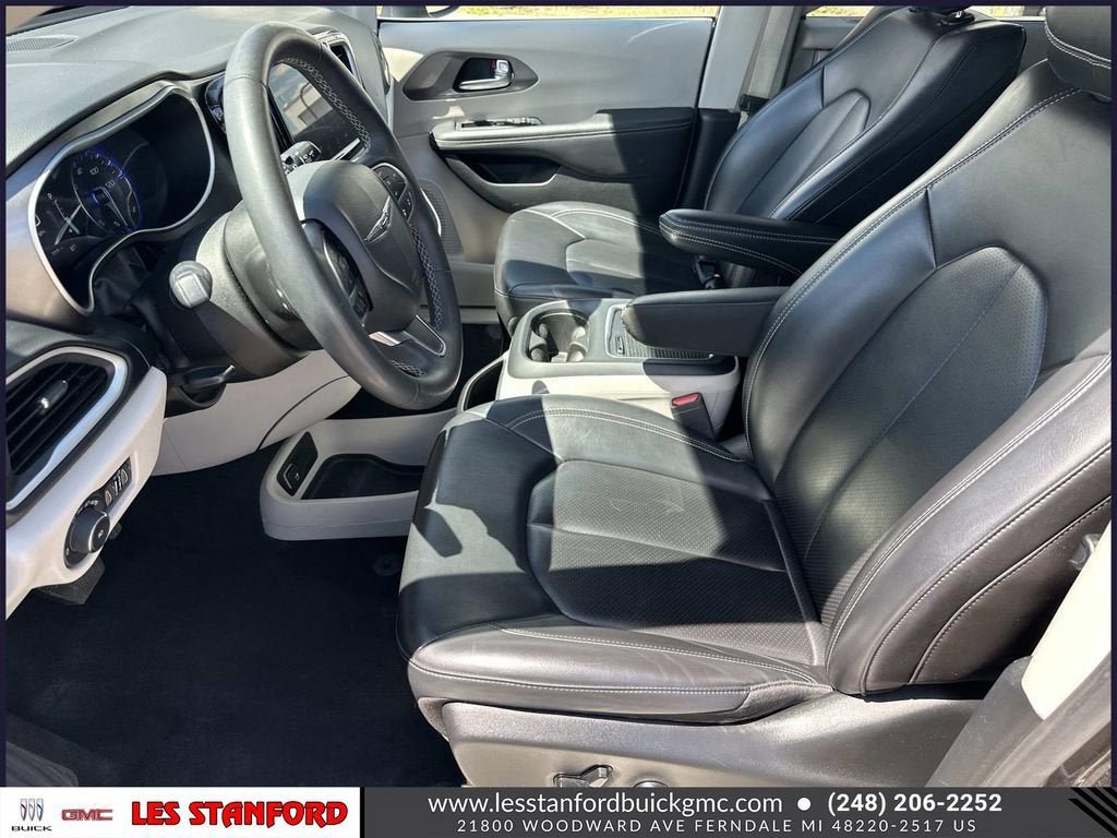 Used 2023 Chrysler Pacifica Touring-L FWD image 21