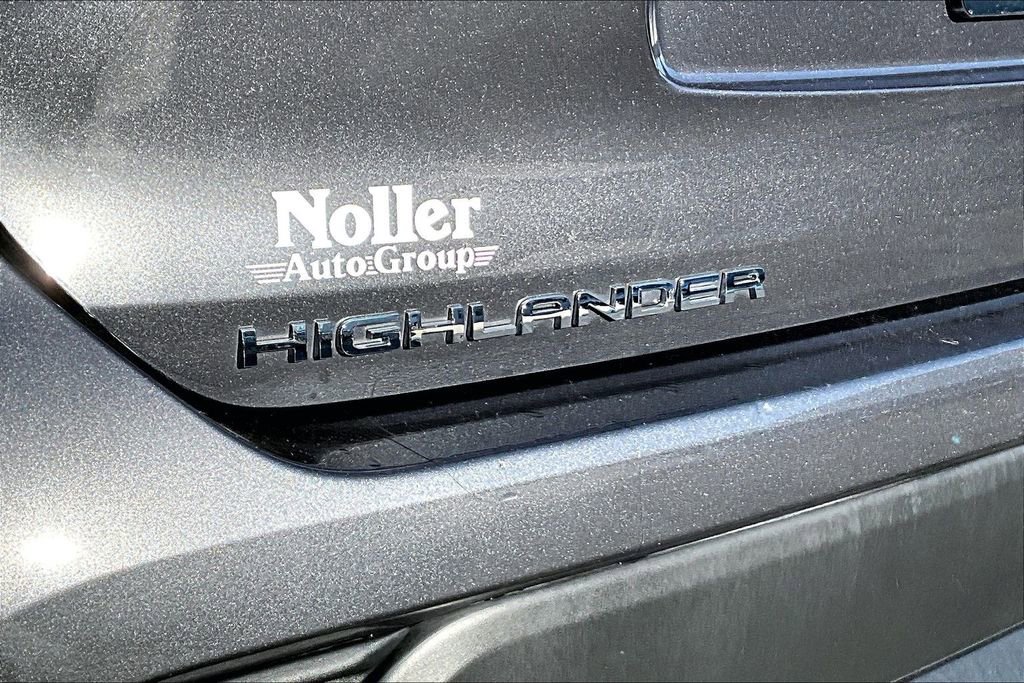 Used 2024 Toyota Highlander LE FWD image 8