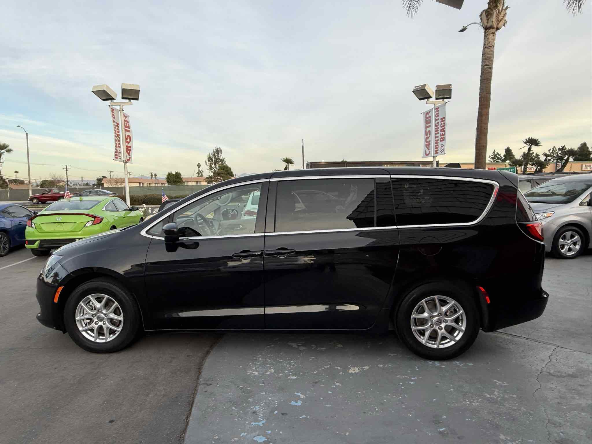 Used 2023 Chrysler Voyager LX image 6