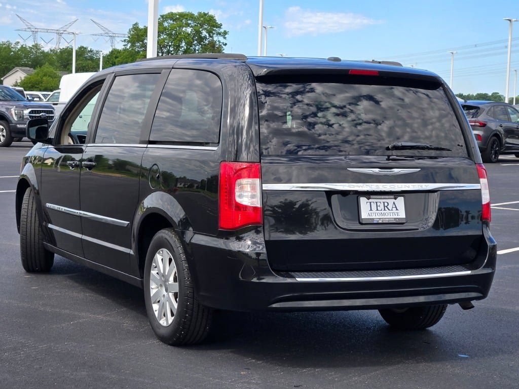 Used 2014 Chrysler Town & Country Touring FWD image 13