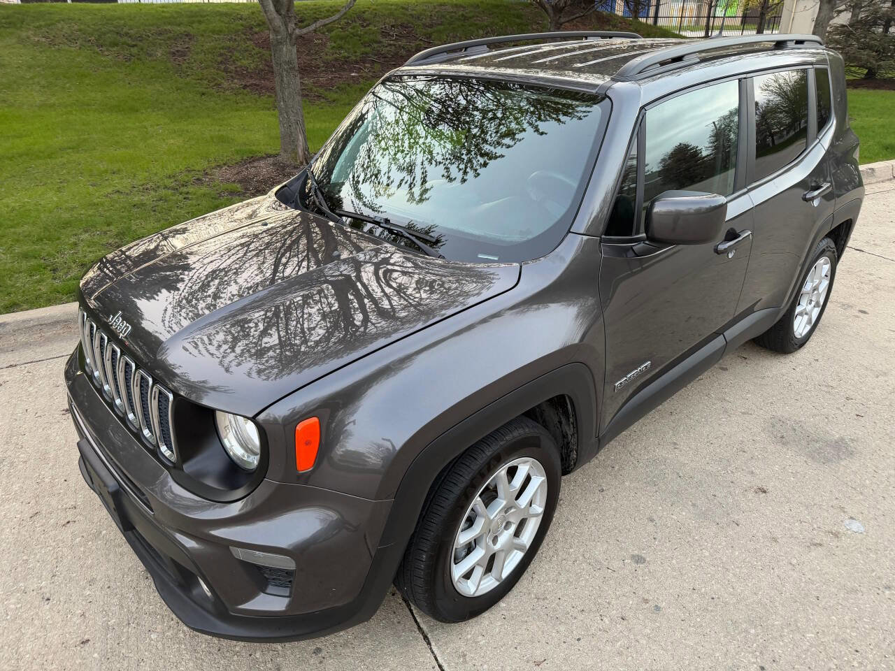 Used 2021 Jeep Renegade Latitude FWD image 19