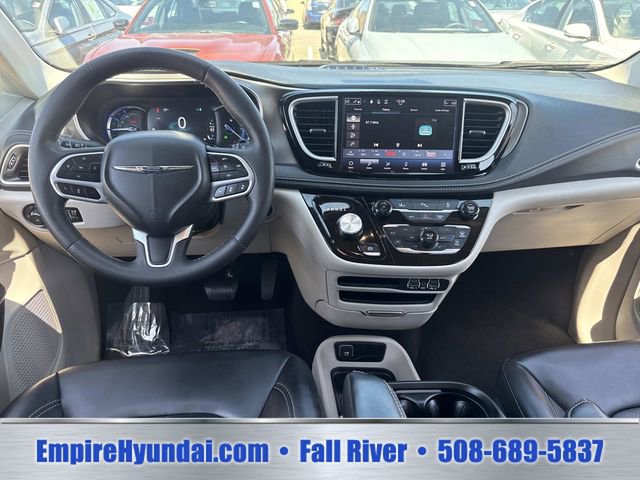 Used 2023 Chrysler Pacifica Touring-L FWD image 15