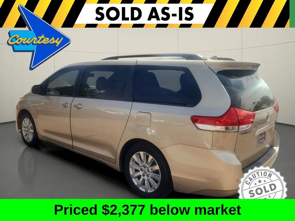 Used 2014 Toyota Sienna Limited w/ Limited Premium Package FWD image 5