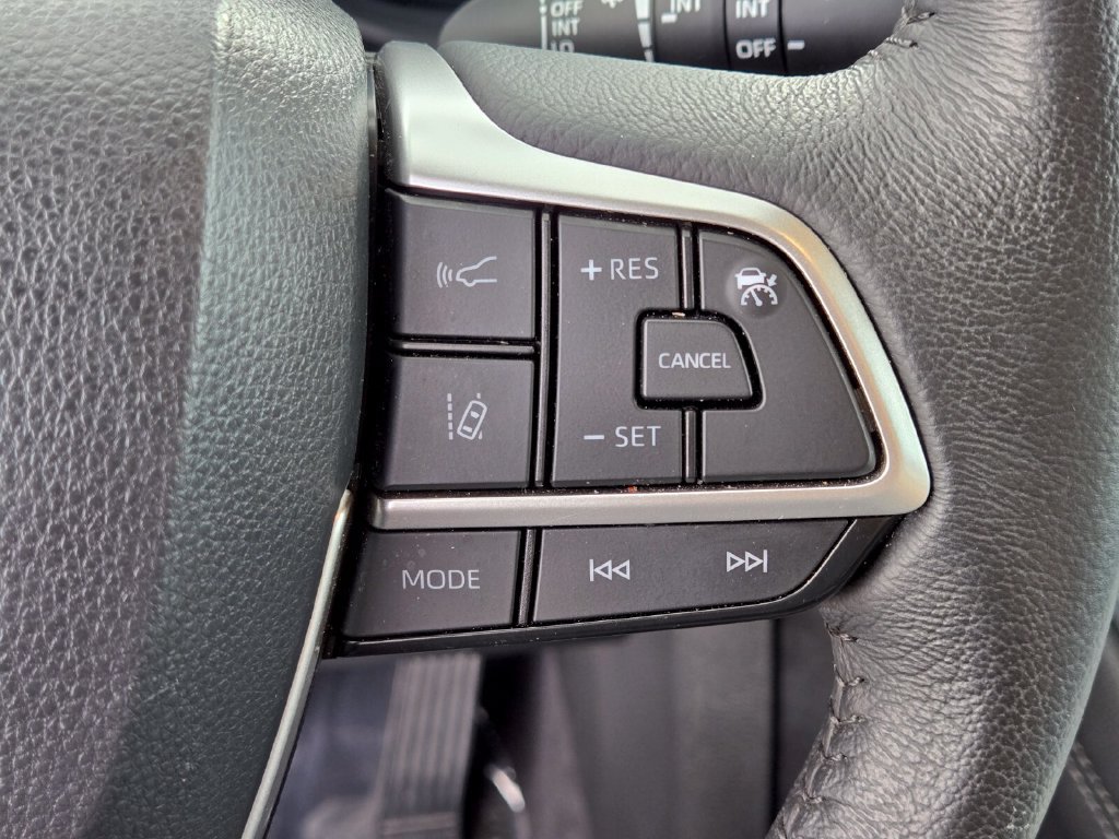 Used 2025 Toyota Sienna XLE FWD image 31