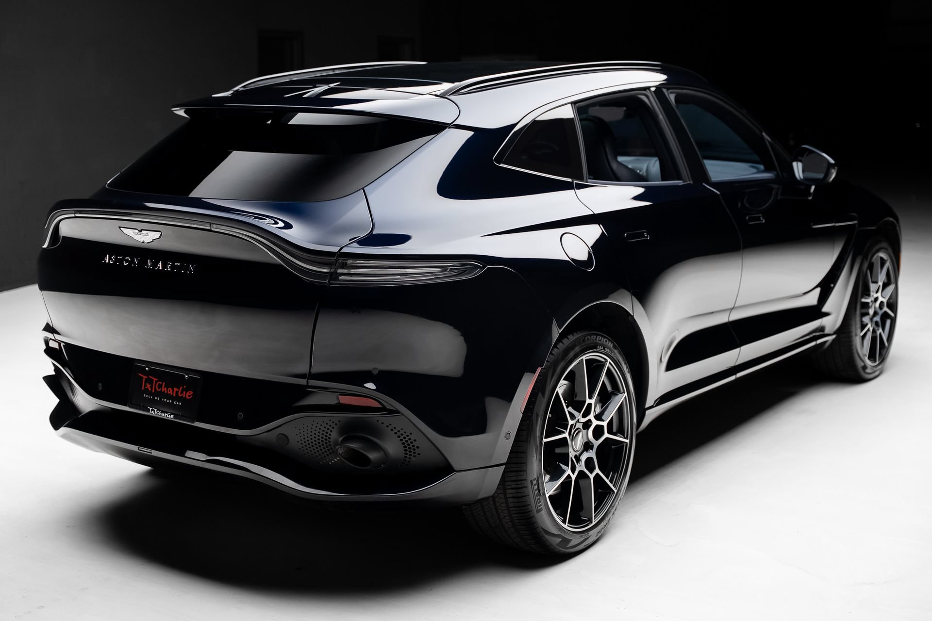 Used 2021 Aston Martin DBX AWD/4WD image 32