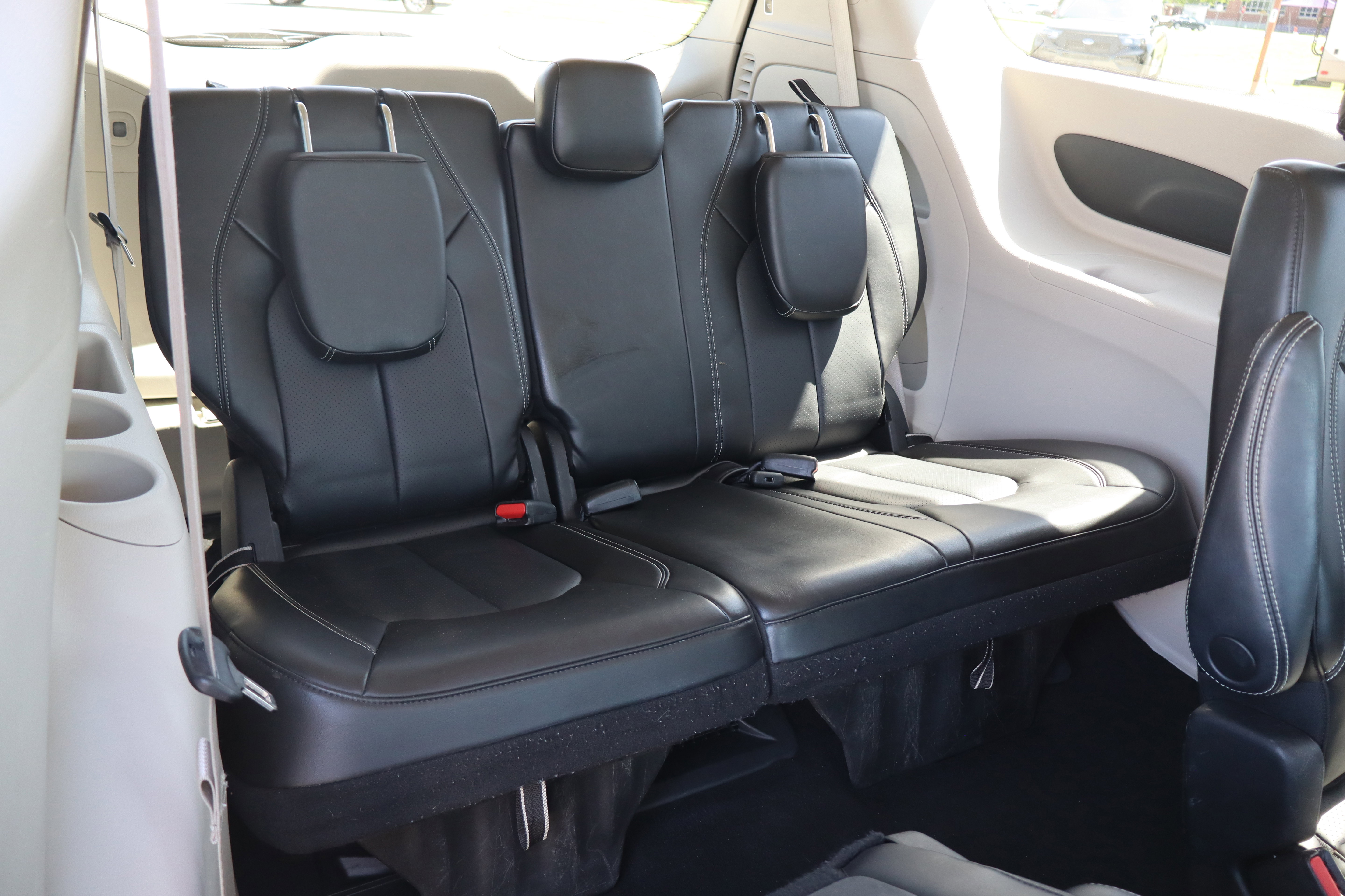 Used 2023 Chrysler Pacifica Touring-L FWD image 13