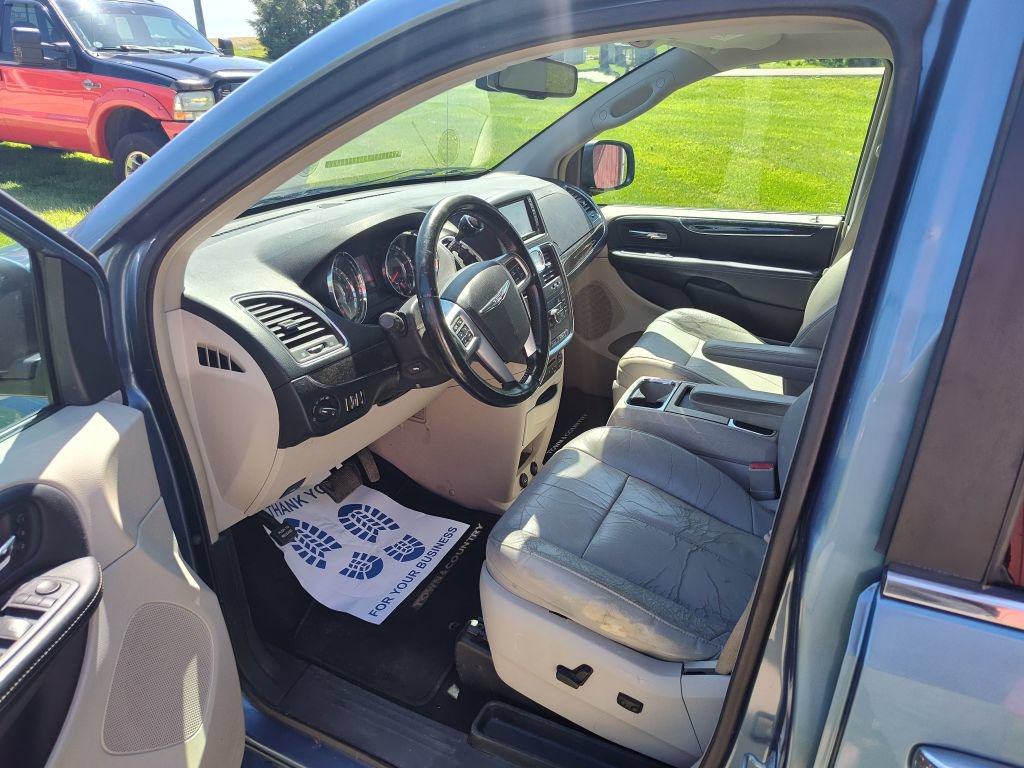 Used 2011 Chrysler Town & Country Limited FWD image 5