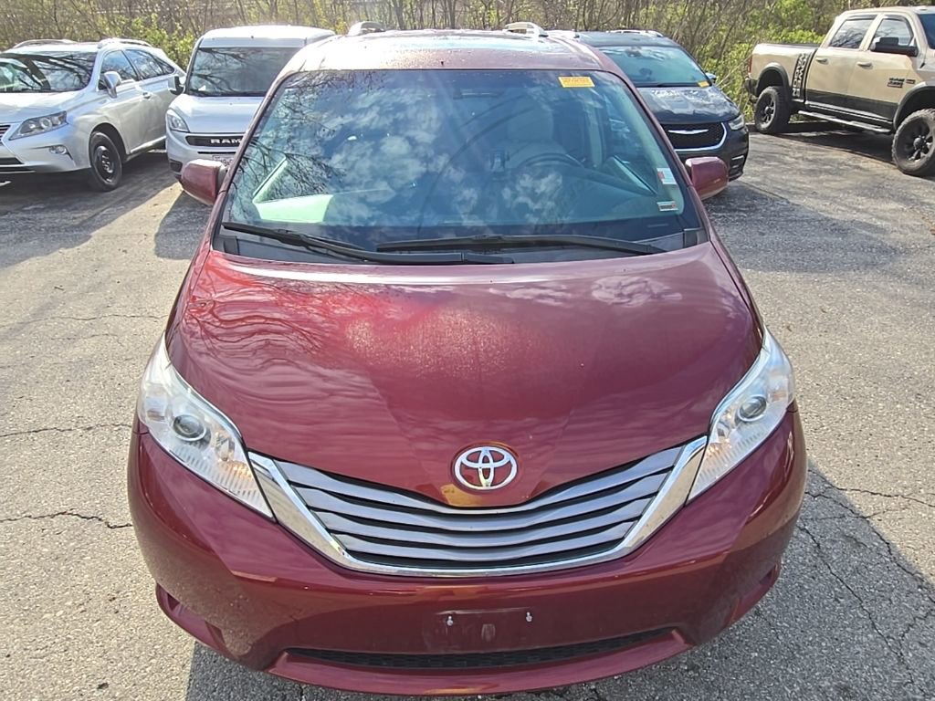 Used 2017 Toyota Sienna XLE image 13