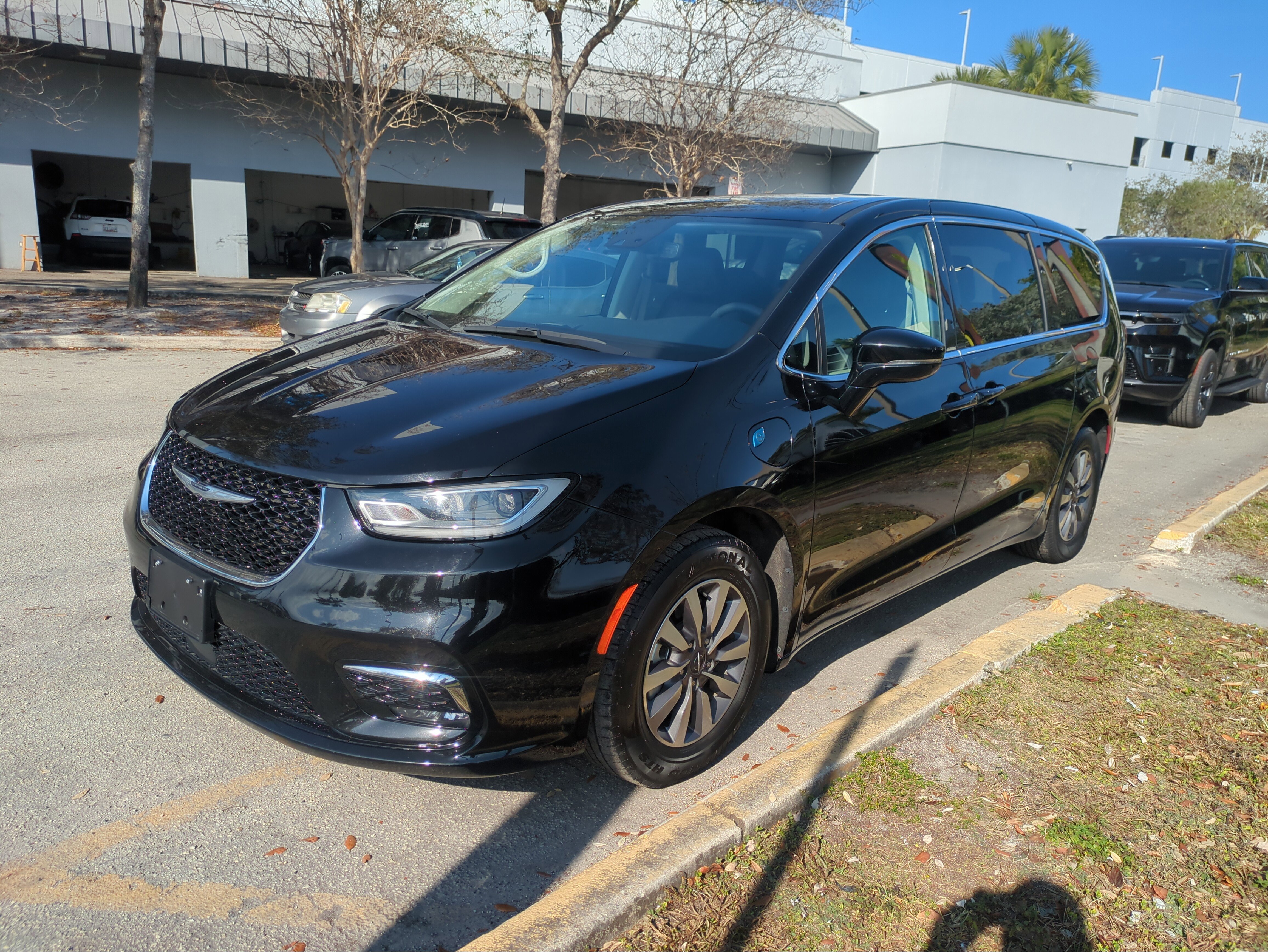 Certified 2024 Chrysler Pacifica Select image 9