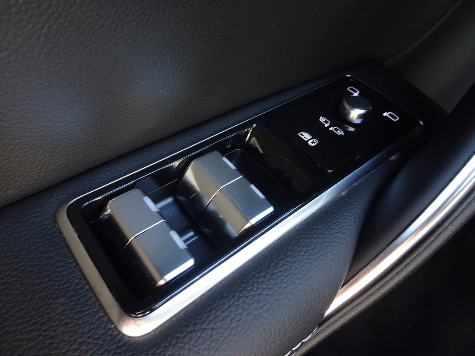 New 2024 Jaguar XF R-Dynamic SE image 30