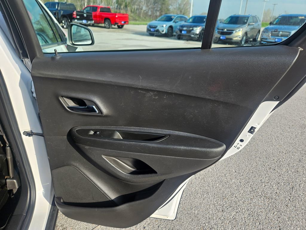 Used 2019 Chevrolet Trax LS AWD/4WD image 27