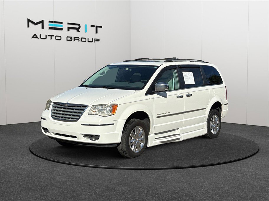 Used 2010 Chrysler Town & Country Limited image 4