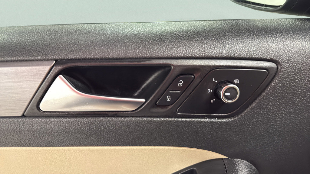 Used 2013 Volkswagen Jetta SEL FWD image 16