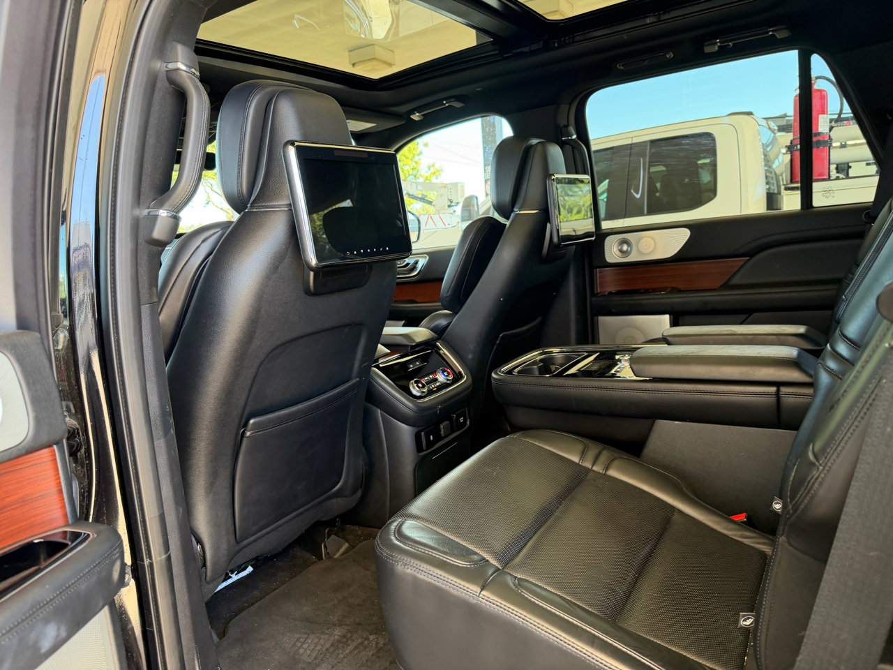 Used 2020 Lincoln Navigator Reserve w/ Luxury Package image 32