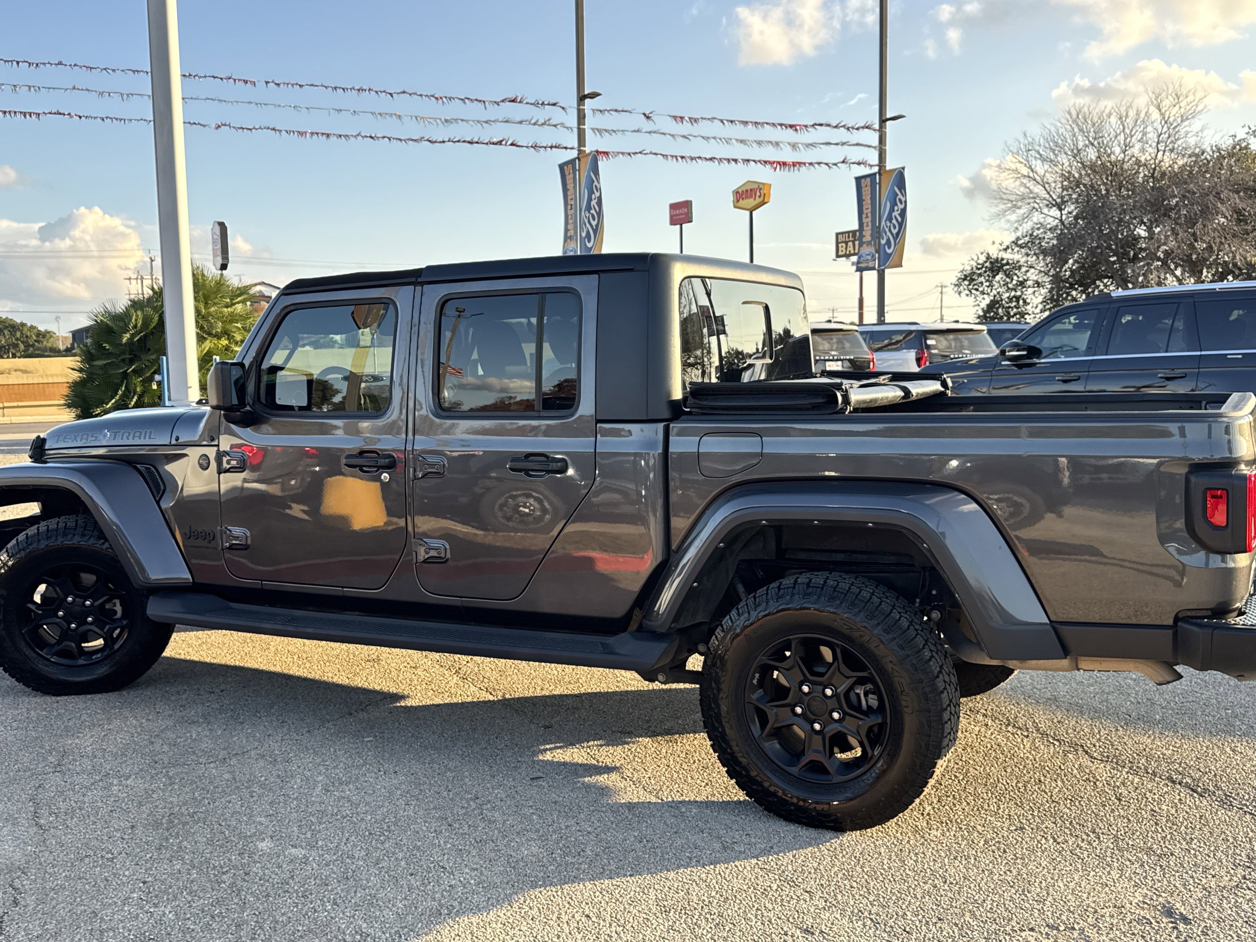 Used 2023 Jeep Gladiator Sport image 11
