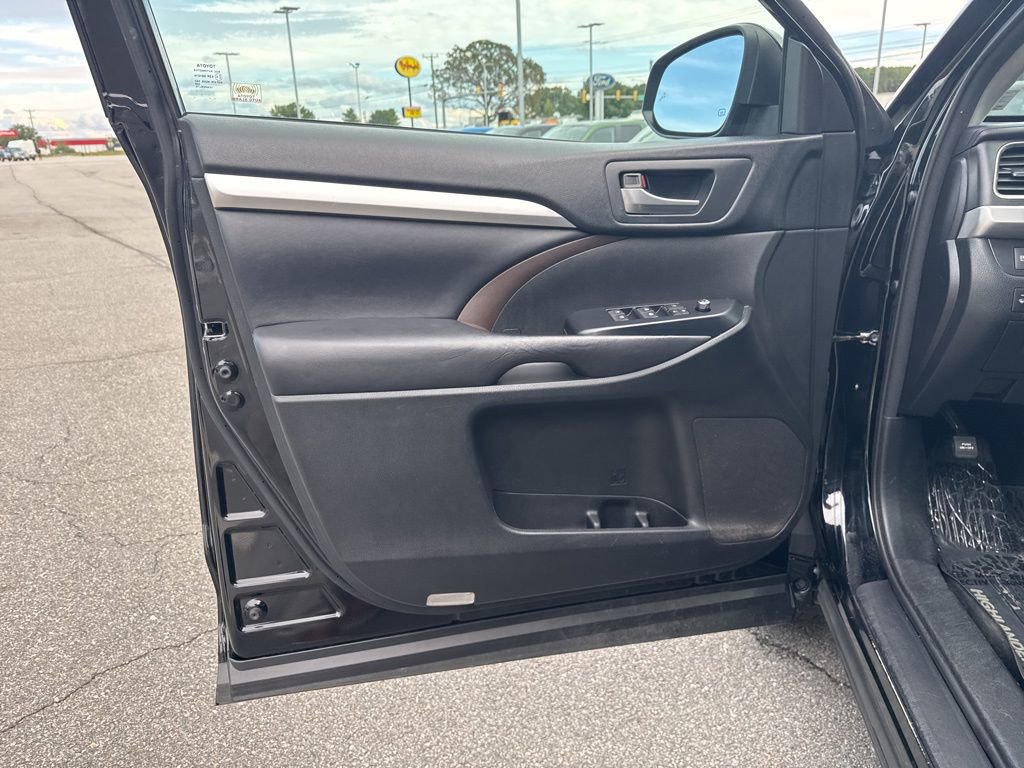 Used 2018 Toyota Highlander XLE image 12