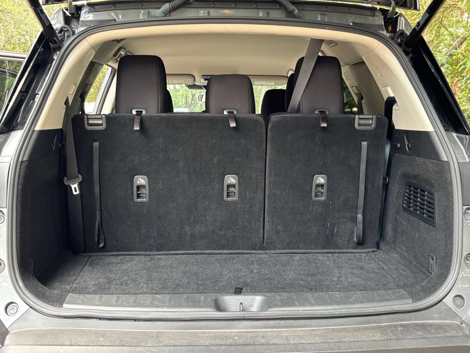 Used 2025 Nissan Pathfinder SV FWD image 33