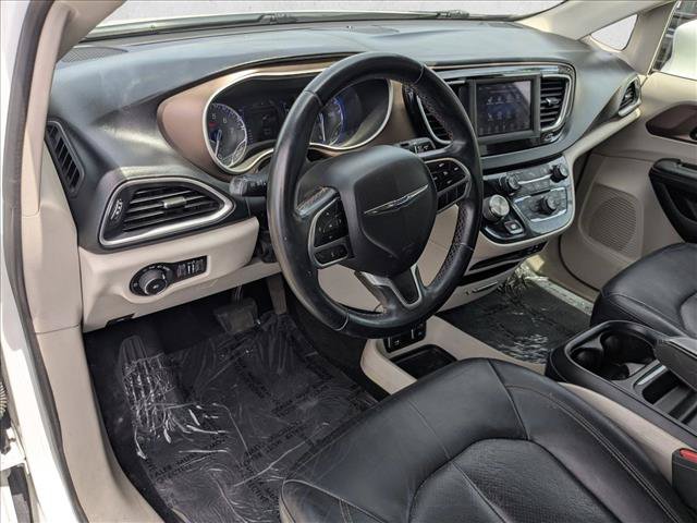Used 2018 Chrysler Pacifica Touring-L FWD image 10