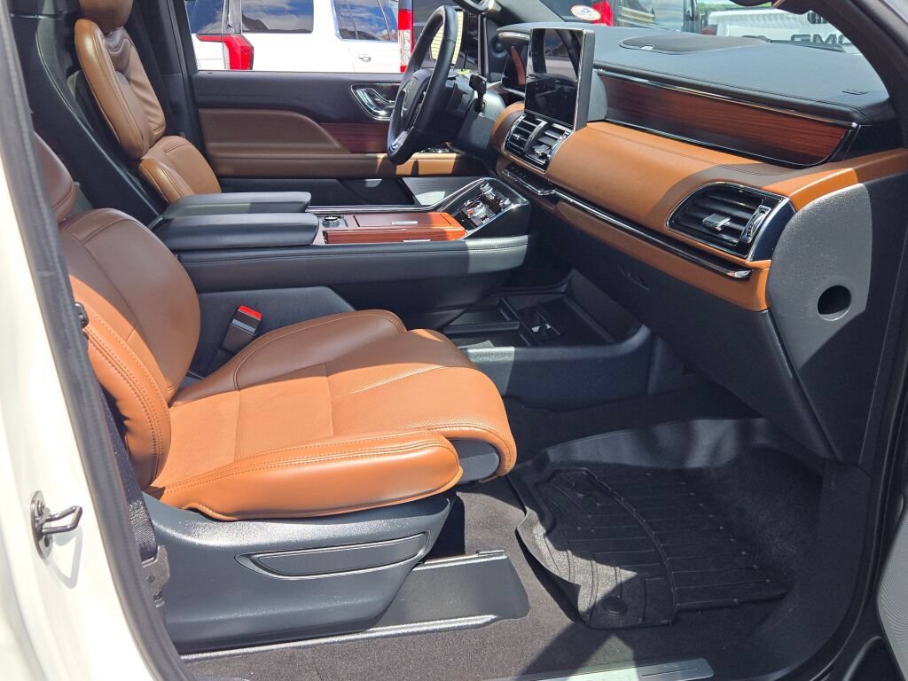 Used 2024 Lincoln Navigator Reserve AWD/4WD image 14