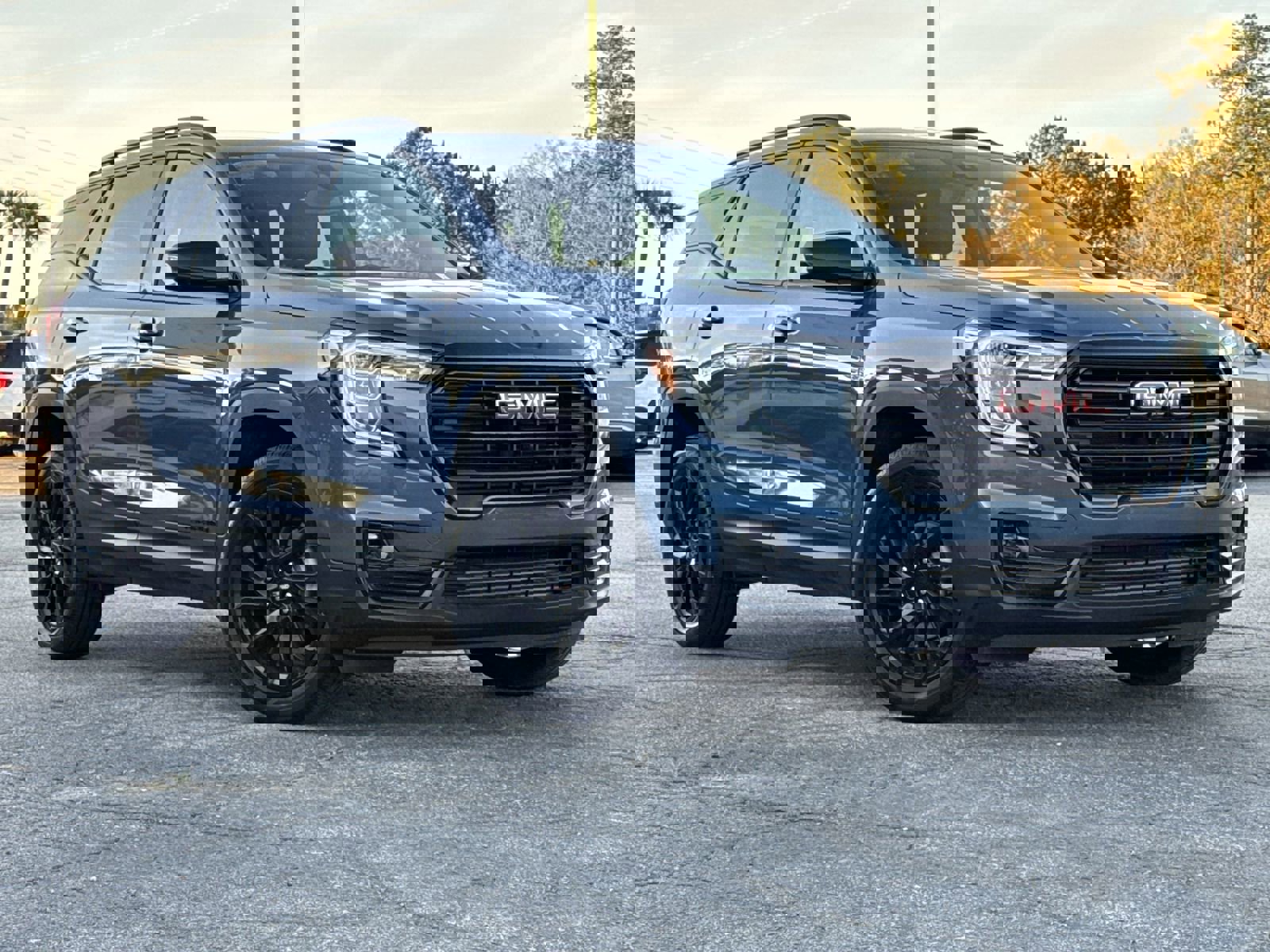 Used 2024 GMC Terrain SLT w/ Tech Package image 2