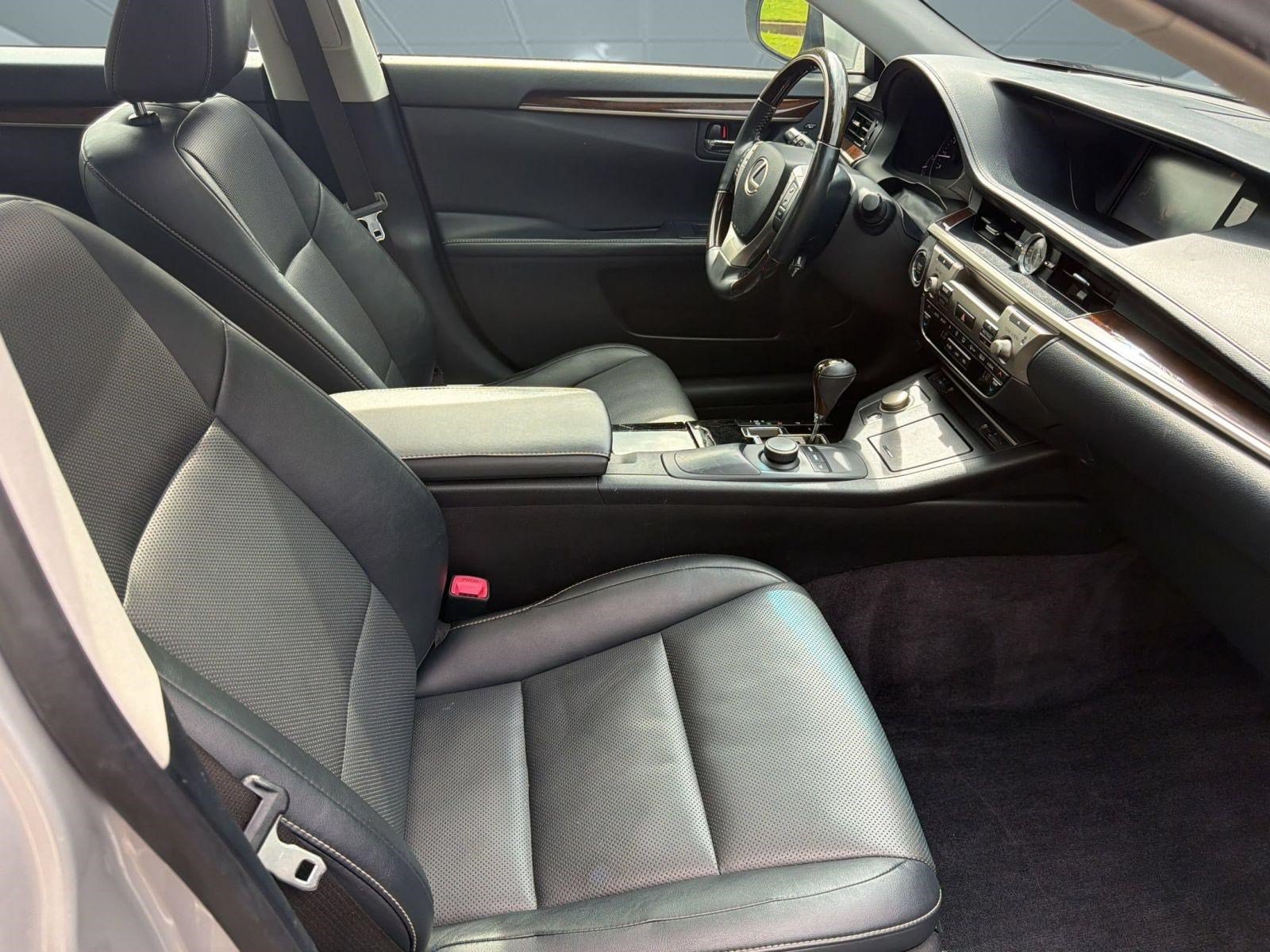 Used 2015 Lexus ES 350 w/ Premium Package FWD image 25