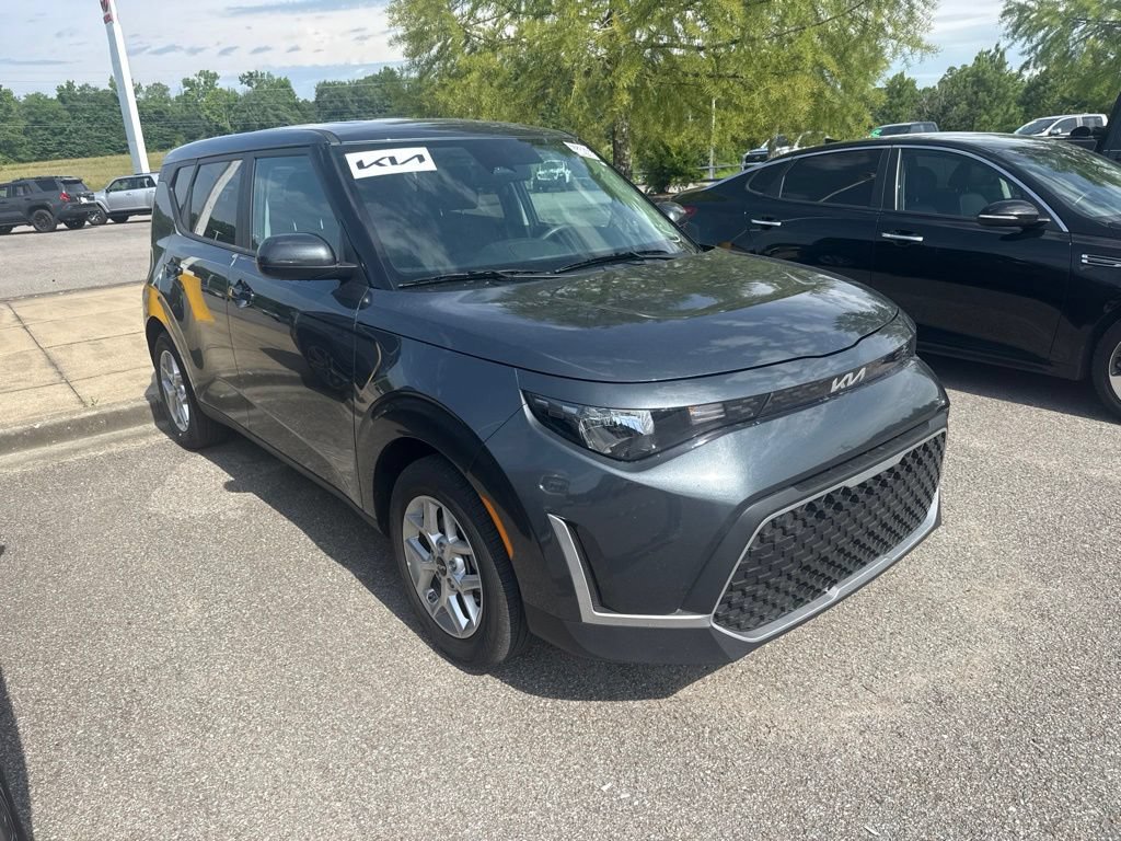 Used 2025 Kia Soul LX w/ LX Technology Package FWD image 2