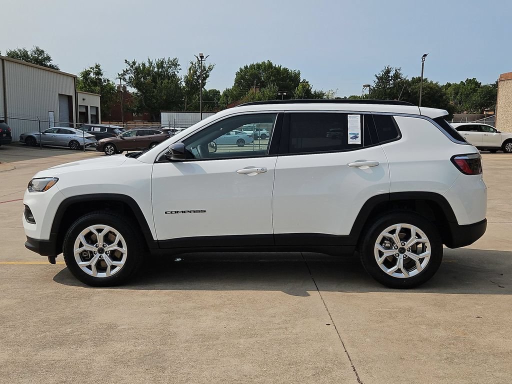 Used 2025 Jeep Compass Latitude w/ Sun & Sound Group AWD/4WD image 8