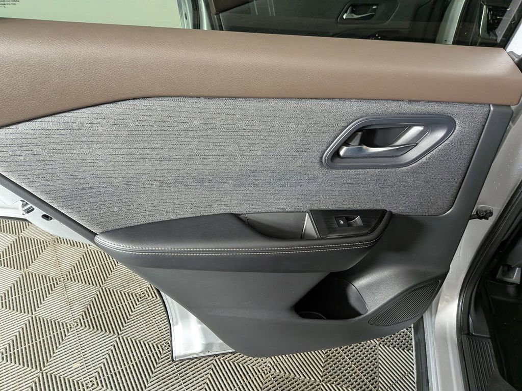 Used 2023 Nissan Rogue SV image 27