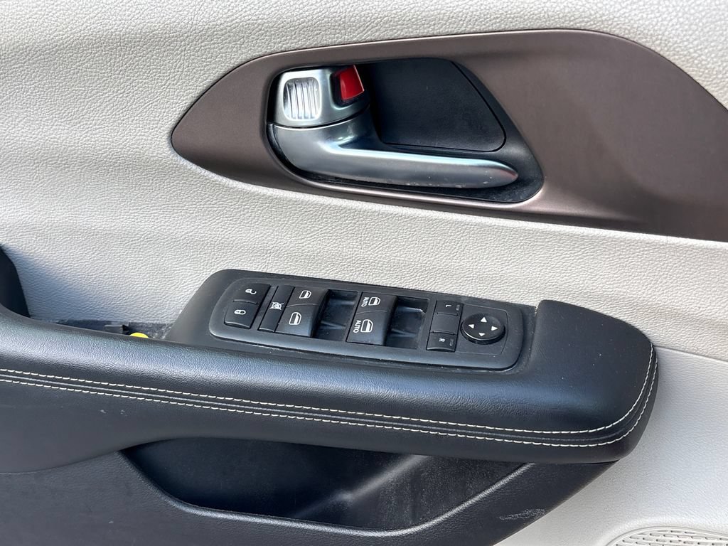Used 2021 Chrysler Voyager LX FWD image 8