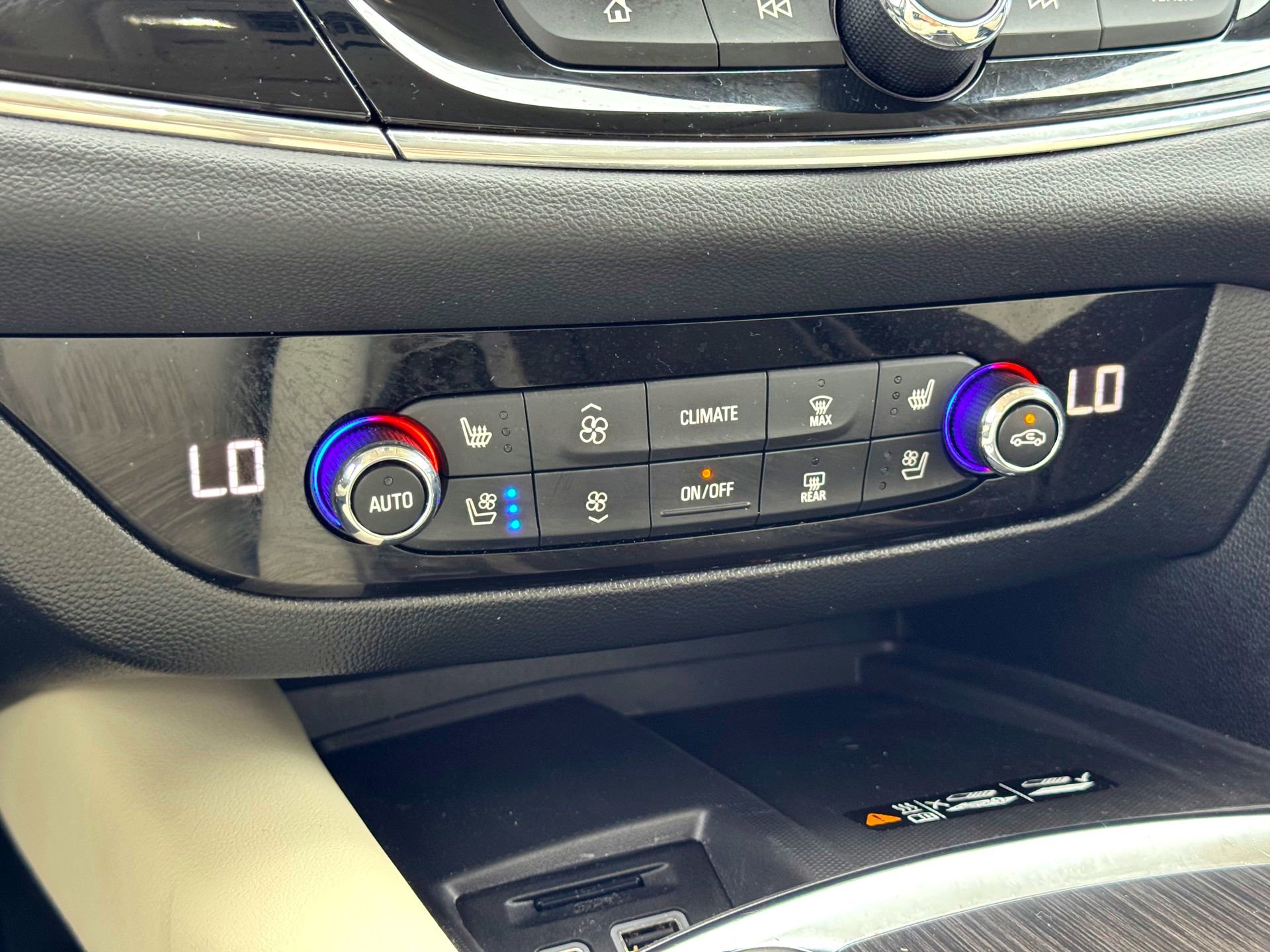 Used 2024 Buick Enclave Avenir w/ Avenir Technology Package image 31