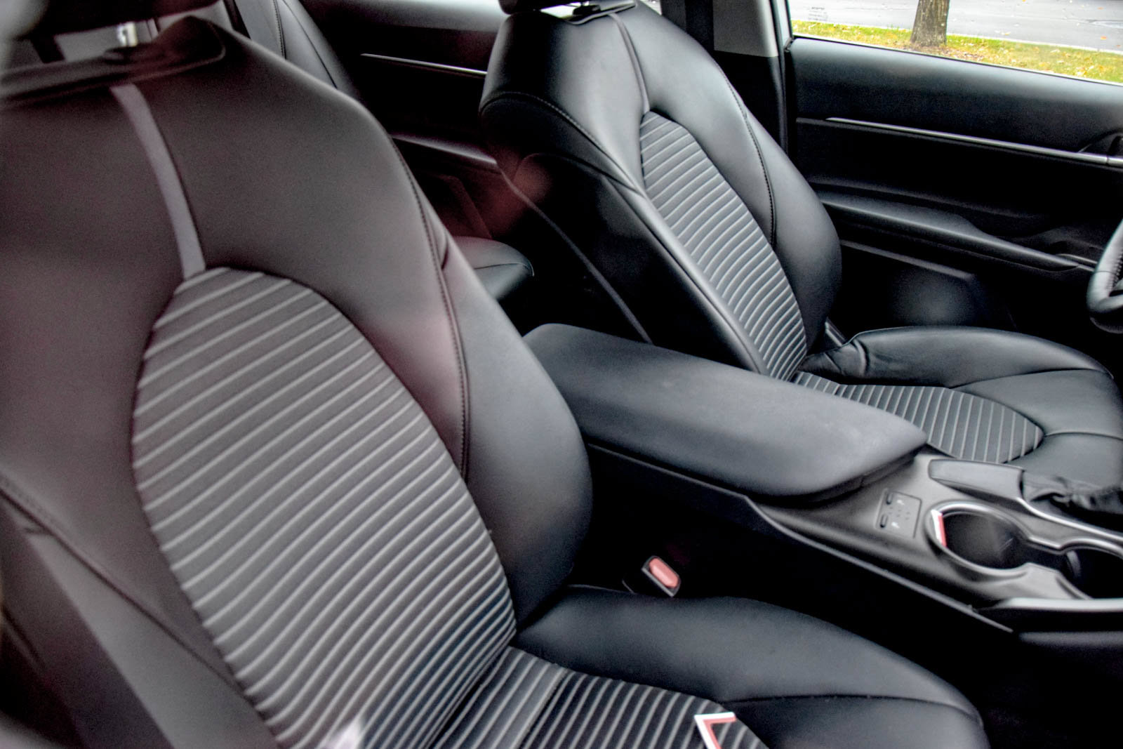 Used 2021 Toyota Camry SE w/ Cold Weather Package FWD image 21