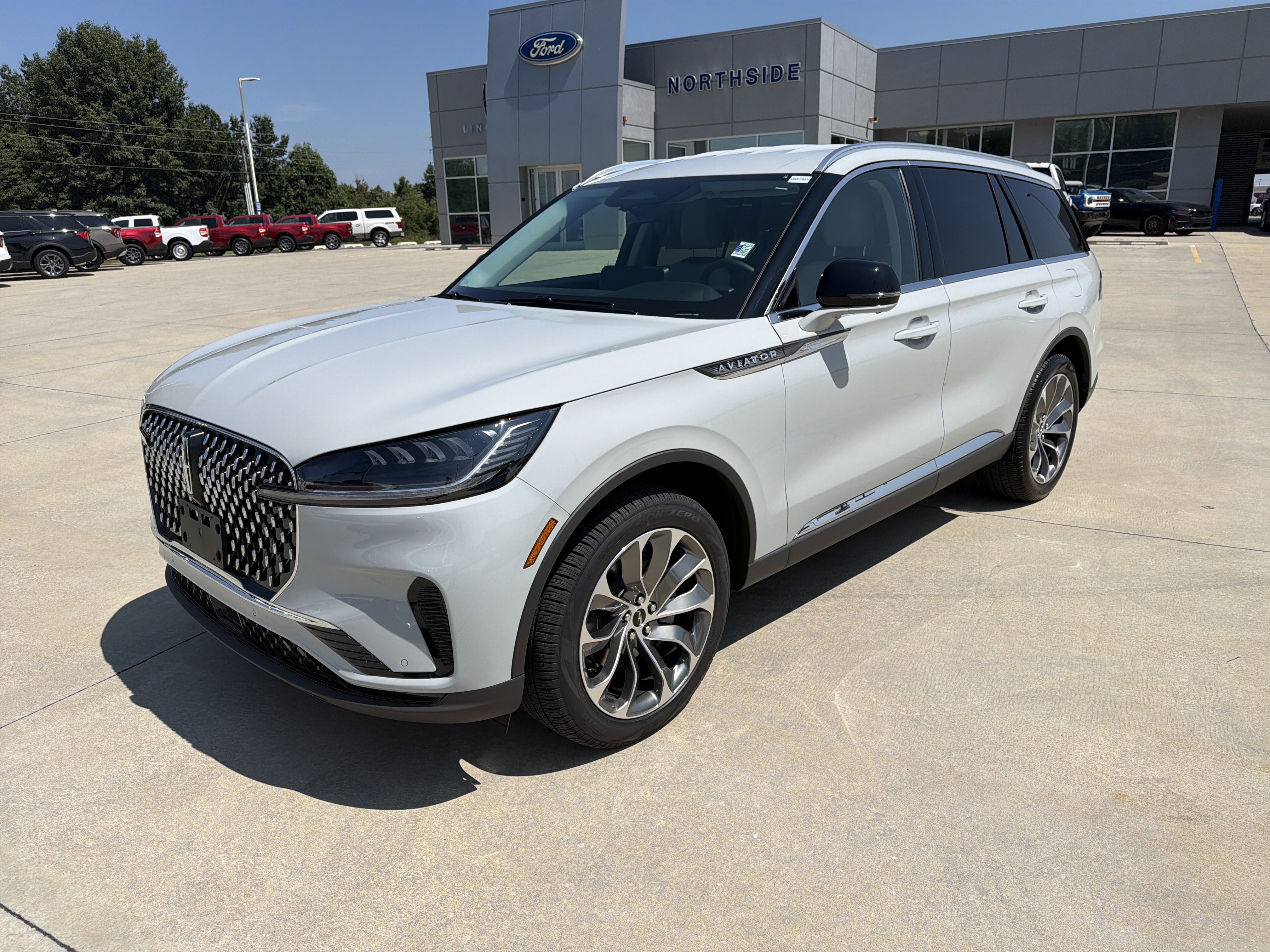 New 2027 Lincoln Aviator AWD image 3