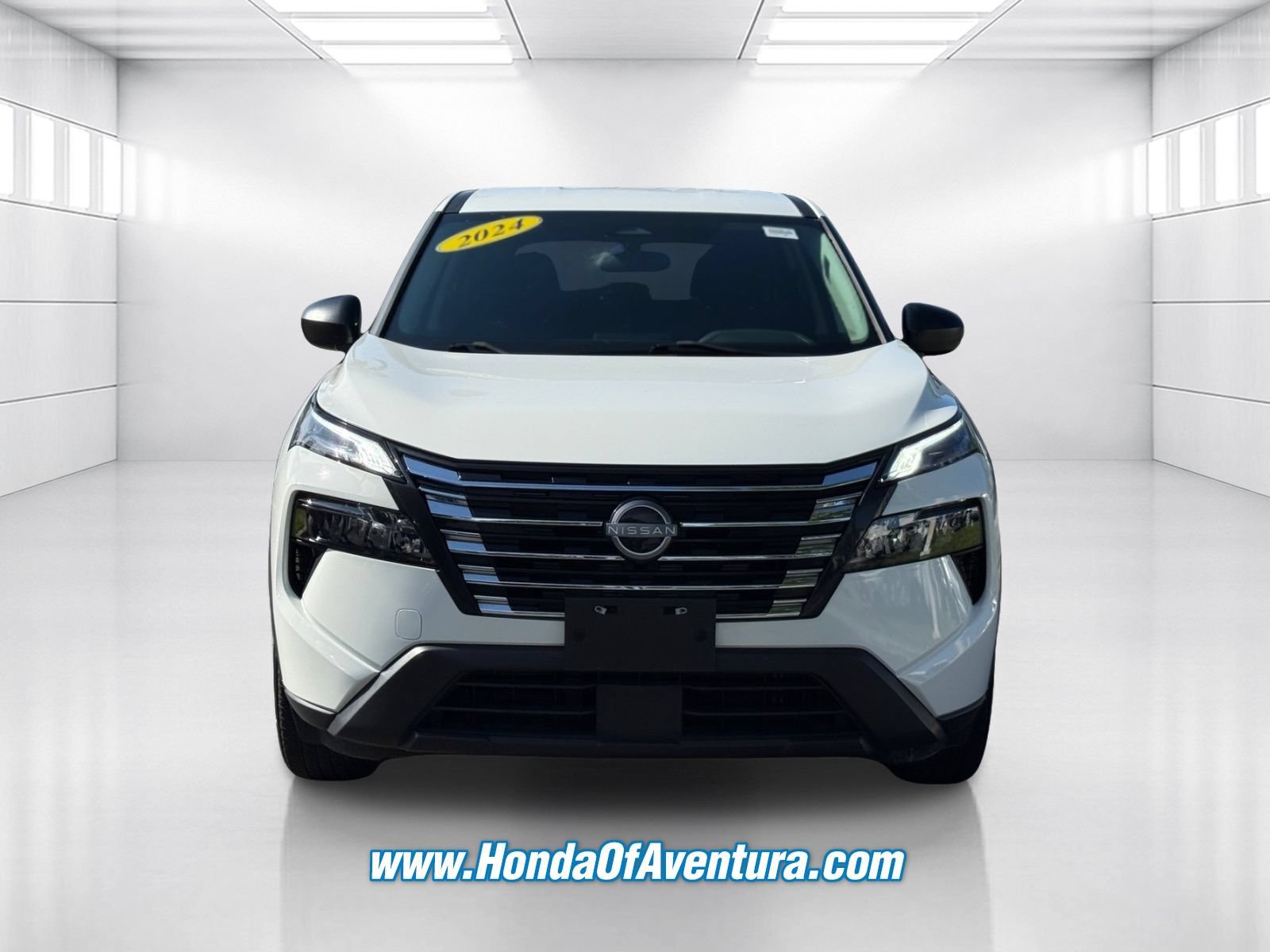 Used 2024 Nissan Rogue S AWD/4WD image 2