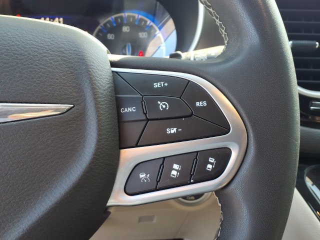 Used 2022 Chrysler Pacifica Touring-L FWD image 17