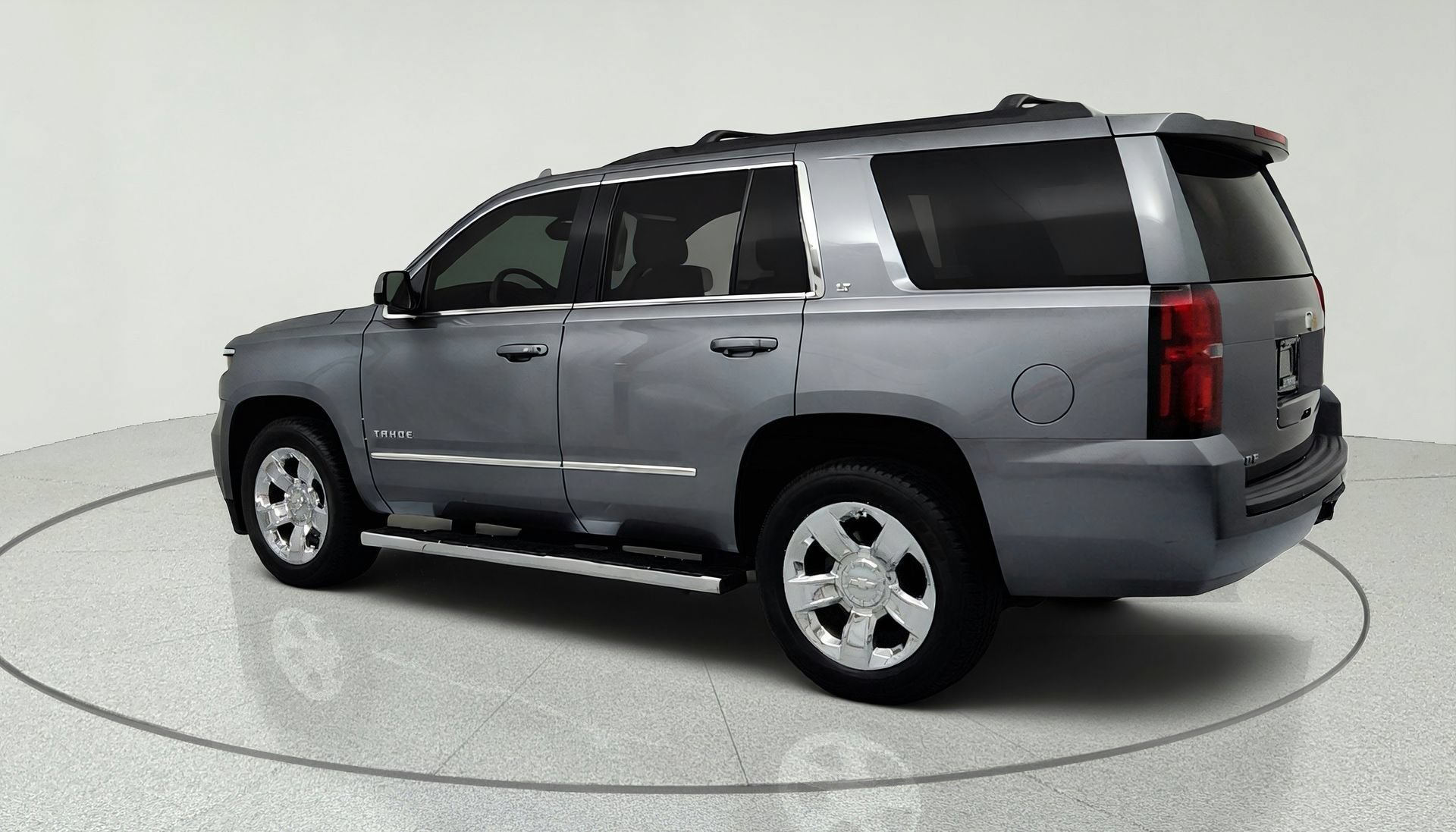 Used 2018 Chevrolet Tahoe LT w/ LT Signature Package AWD/4WD image 3
