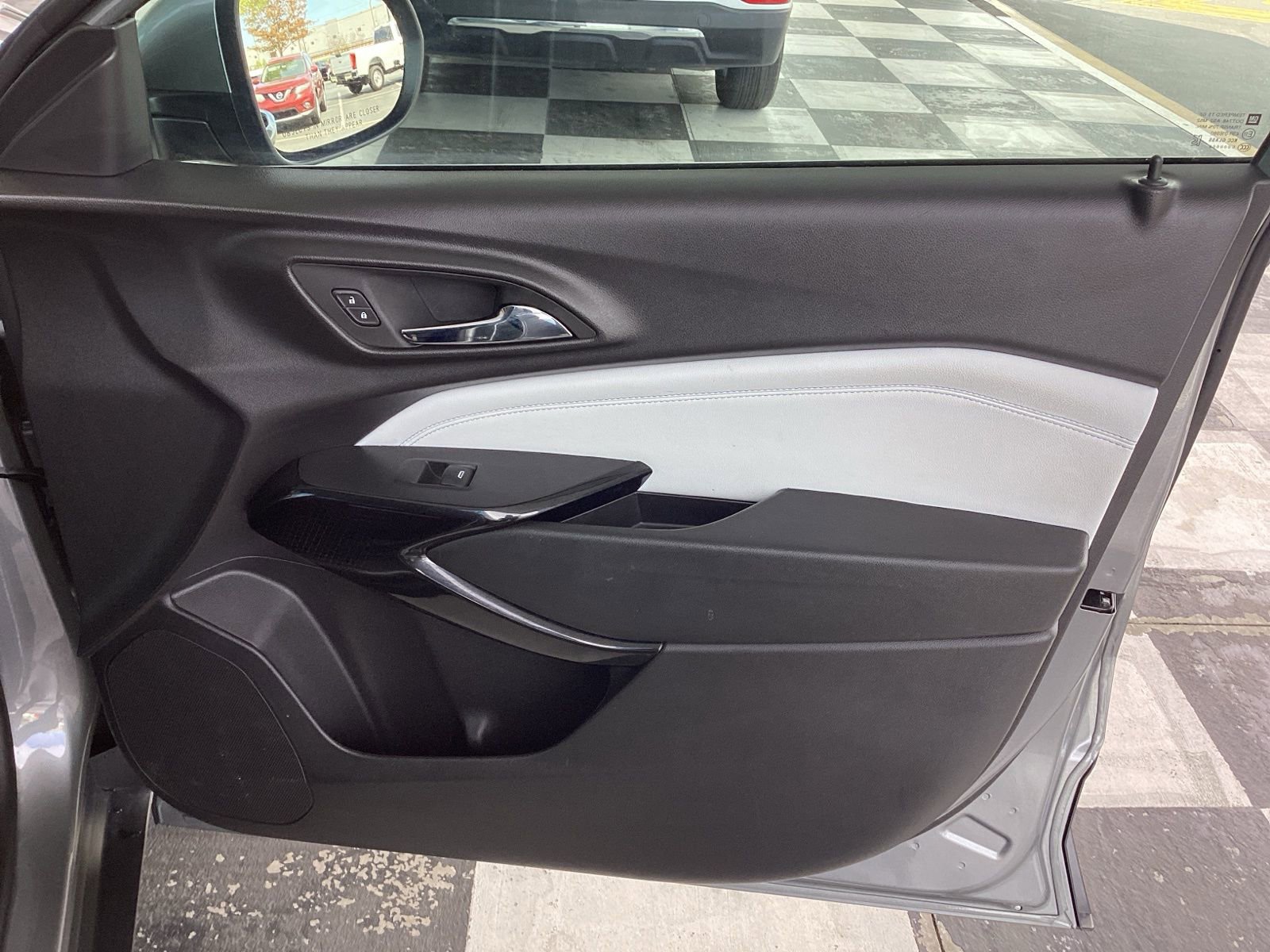 Used 2025 Chevrolet Trax LT w/ LT Convenience Package image 22