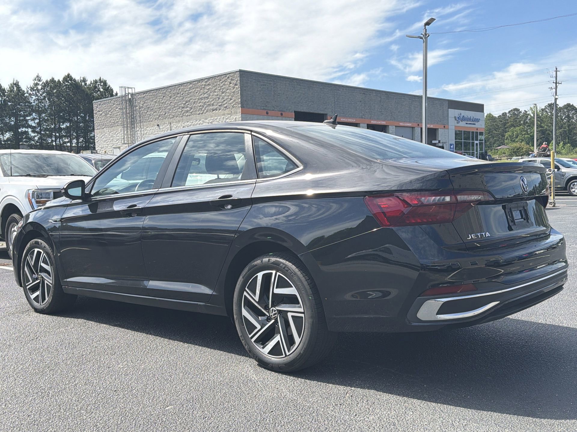 Used 2024 Volkswagen Jetta SEL FWD image 3
