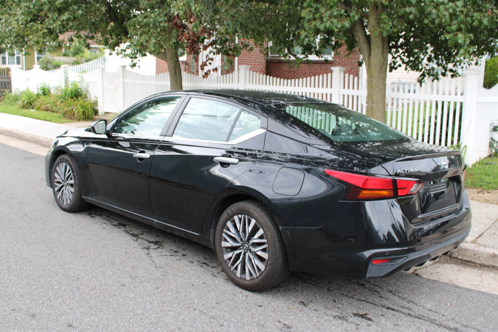 Used 2025 Nissan Altima 2.5 SV FWD image 8
