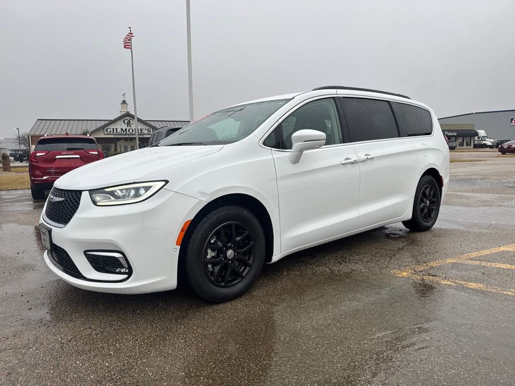 Used 2022 Chrysler Pacifica Touring-L image 1