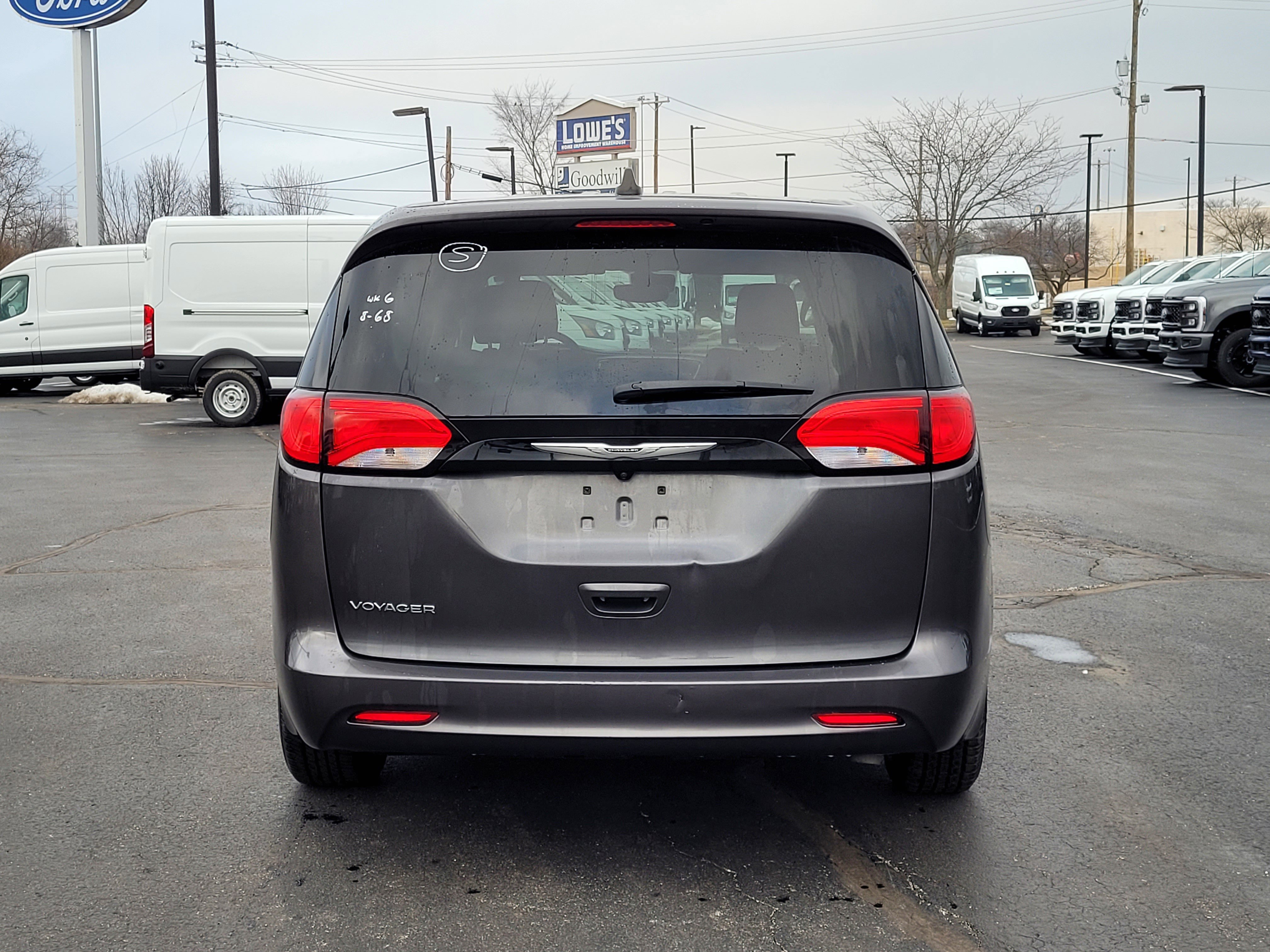 Used 2023 Chrysler Voyager LX image 5